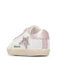 Zapatilla de piel blanca con acentos en rosa, diseño lateral perforado, detalle de estrella con purpurina y suela de goma texturizada. Cierre de cordones con cordones rosas.