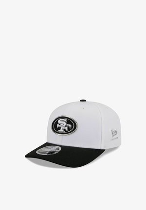 Weiß und schwarze Baseballkappe mit schwarzem ovalem SF-Logo vorne und einem New Era Logo an der Seite.