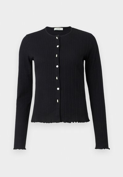 Cardigã preto de manga longa com textura canelada e gola redonda, apresentando seis botões brancos e um acabamento em borda ondulada nos punhos e na parte inferior.