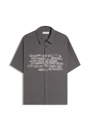 Kurzärmeliges schwarz-weiß kariertes Hemd mit weißem Aufdruck auf der Brust, klassischem Kragen und zwei Knöpfen vorne.