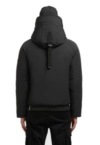 Juodas pamuštas švarkas su aukštu apykakle, reguliuojamu diržu nugarinėje pusėje ir raukšlėto trikotažo apačia. Turi lygų eksterjerą be matomų raštų.