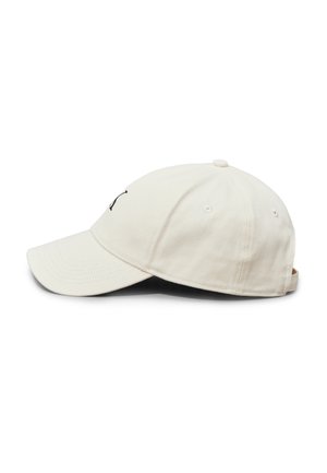 Crèmekleurige katoenen baseballpet met gebogen klep, ventilatieoogjes en verstelbare band aan de achterkant, gezien vanaf de linkerkant.