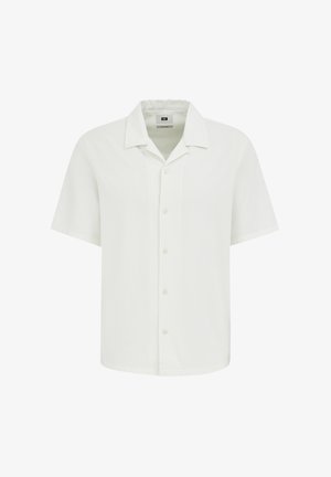 Camisa blanca de manga corta hecha de tela ligera, con un cuello clásico, cierre frontal de botones y un dobladillo recto.