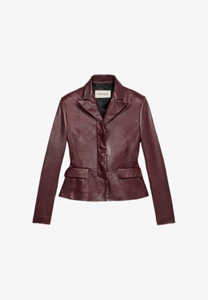 Giacca in pelle bordeaux con vestibilità sartoriale, colletto appuntito, due tasche anteriori e chiusura con bottoni. Texture liscia e design elegante.