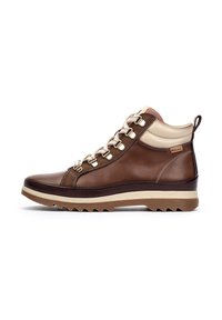 Bottines en cuir marron avec une finition texturée, accents beiges, œillets en métal et une semelle en caoutchouc légère avec un motif en relief.