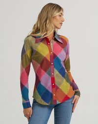 Camicia colorata a maniche lunghe con bottoni, caratterizzata da una fantasia a rombi in diverse tonalità, con colletto e patta dei bottoni rossi a contrasto.