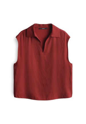 Blouse sans manches rouge avec un décolleté en V et un design col. Fabriquée en tissu léger avec une texture lisse. Coupe droite au niveau de l'ourlet.