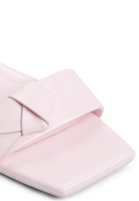 Rosa lädersandaler med bred, vriden rem och design med fyrkantig tå samt en mjuk yta.