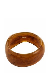 Narukvica od smole jantarne boje sa glatkim, sjajnim završetkom. Ima nepravilni, zaobljeni oblik s diskretnom mramornom teksturom.