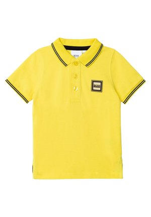 Polo amarillo de manga corta con cuello y bordes de las mangas a rayas negras, tres botones delanteros y un parche con el logo BOSS en el pecho.