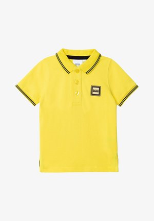 Żółta koszulka polo z krótkim rękawem, czarnym paskowanym kołnierzykiem i krawędziami rękawów, trzema guzikami z przodu oraz naszywką z logo BOSS na piersi.
