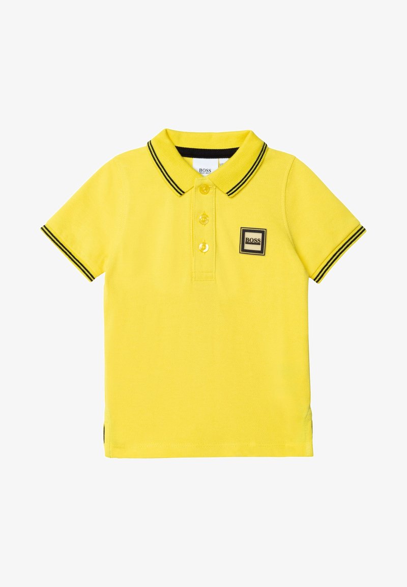 Polo jaune à manches courtes avec col et bords de manches rayés noirs, trois boutons à l'avant, et un patch logo BOSS sur la poitrine.