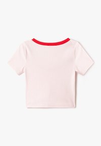 Lyserød ribbet crop top med en rød ribbet halsudskæring og korte ærmer. Stoffet har en struktureret overflade og en tætsiddende pasform.