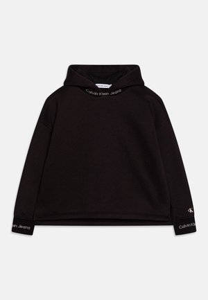 Czarna bluza z długim rękawem i kapturem, z napisem Calvin Klein Jeans na dekolcie i mankietach, z małym logo CK na lewym mankiecie.
