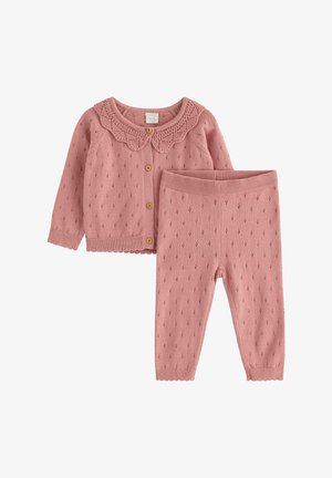 Pink strikket babyoutfit med krave-cardigan med bølgekant og matchende bukser, med lille hulmønster og træknapper på cardiganen.