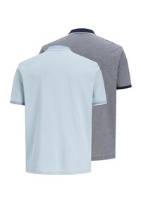 Zwei kurzärmlige Polohemden: eines hellblau mit kontrastierendem Kragen, eines dunkelgrau mit passendem Kragen. Baumwollstoff, lässiges Design.