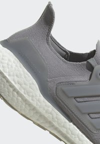 adidas Performance ULTRABOOST 22 szary