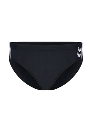 Schwarze Badehose mit glatter Textur, niedrigem Schnitt und weißen, kontrastierenden Streifen mit Chevron-Musterakzenten an der Seite.