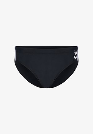 Zwarte zwembroek met een gladde textuur, laag uitgesneden ontwerp en witte contrasterende strepen met chevronpatroon accenten aan de zijkant.