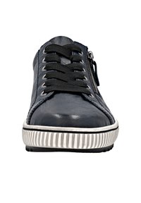 Marineblaue Ledersneaker mit schwarzen Schnürsenkeln, silbernen Ösen, seitlichem Reißverschluss und gummiertem weißen Streifenboden. Abgerundete Zehenform, glatte Textur.