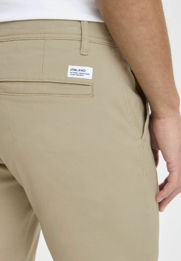 BHMBHKARVAN REGULAR FIT - Chinos - dune2