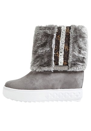 Botas de ante gris con un cómodo collar de piel sintética, que presenta un panel con un diseño marrón, una franja plateada y una suela blanca con relieve.