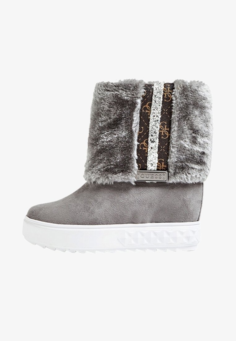 Botas de ante gris con un cómodo collar de piel sintética, que presenta un panel con un diseño marrón, una franja plateada y una suela blanca con relieve.