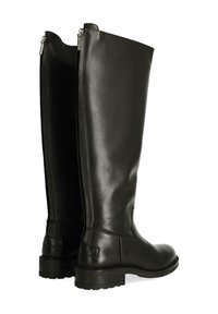 Botas de cuero negras hasta la rodilla con textura suave, cremalleras laterales y suela de goma gruesa. Presenta un logo en la parte trasera del tacón.