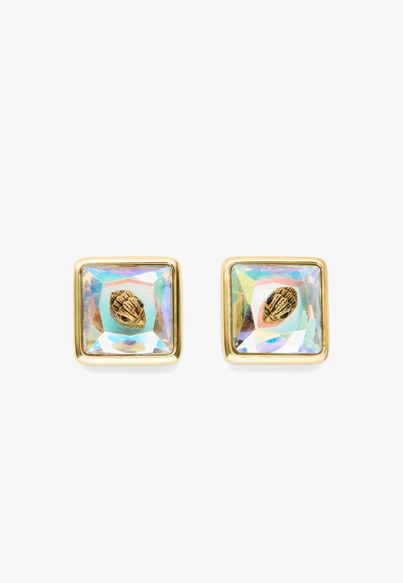 Boucles d'oreilles carrées dorées avec des cristaux irisés et un accent en forme de coquillage au centre. Surface claire et réfléchissante avec des détails texturés.
