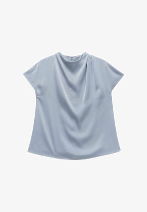 Lyseblå bluse med korte ærmer, draperet design og central lynlås i ryggen. Glat tekstur og løs pasform.