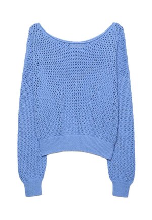 Svijetloplavi pleteni džemper s dugim rukavima s otvorenim uzorkom tkanja, rebrastim manšetama, rubom i širokim izrezom na bijeloj pozadini.