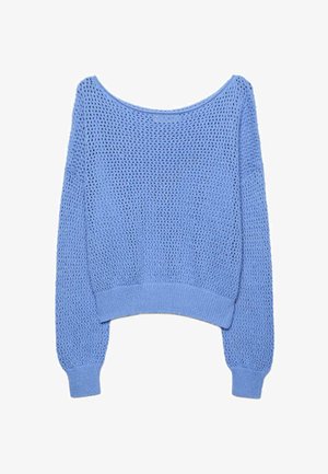 Pull en maille bleu clair à manches longues avec motif ajouré, poignets côtelés, ourlet et large encolure sur fond blanc.
