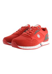 Scarpe da ginnastica rosse con tomaia in rete e suede, design con lacci, dettagli grigi e una suola intermedia bianca macchiata. Presentano un logo sul lato.
