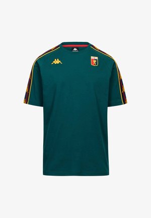 Maglietta sportiva verde a maniche corte con loghi Kappa gialli sulle spalle e stemma rosso e giallo sul petto.