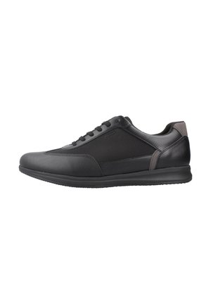 Zapatilla deportiva negra de corte bajo con cierre de cordones, material liso y texturizado, y cuello y suela acolchados.