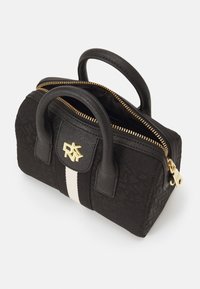 Bolso negro con tela texturizada, dos asas cortas, cremallera dorada y detalle de raya crema. Presenta un acento de logo en la parte frontal.