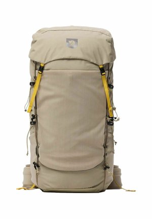 Beiger Wanderrucksack mit oberer Klappe, Fronttasche, gelben verstellbaren Trägern und seitlichen Kordelzügen, für den Außeneinsatz konzipiert.