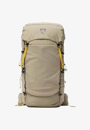 Mochila de senderismo beige con solapa superior, bolsillo delantero, correas ajustables amarillas y cuerdas laterales de ajuste, diseñada para uso al aire libre.