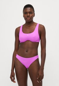Violet bikinis komplektas su kvadratine iškirpte viršuje ir klasikinio kirpimo trumpikėmis, pagamintas iš tekstūruoto audinio su logotipo detalėmis.