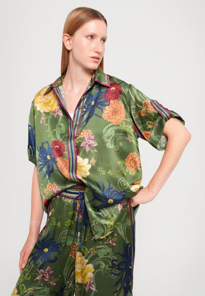 Cămașă din satin verde cu mâneci scurte, decorată cu modele florale vibrante în galben, albastru și roșu. Prezintă un design cu butoni și un guler în dungi.