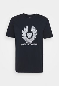 Marineblaues Baumwoll-T-Shirt mit Rundhalsausschnitt und kurzen Ärmeln. Verf�ügt über ein hellgraues, stilisiertes Logo und den Text "BELSTAFF" auf der Vorderseite.