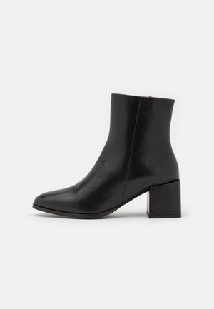 Kotníkové boty - black