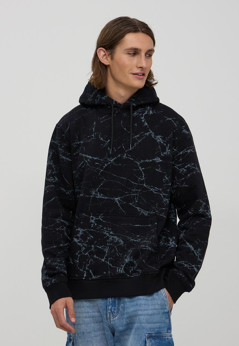 Felpa nera con motivo in marmo blu, dotata di tasca frontale e cordini regolabili sul cappuccio. Realizzata in tessuto morbido.