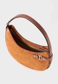 Borsa a mano in suede marrone con una forma arrotondata, tracolla in pelle, chiusura con zip e dettagli decorativi in metallo.