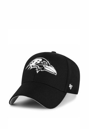 Schwarze Baseballkappe mit weiß gesticktem Baltimore Ravens-Logo auf der Vorderseite und dem '47 Markenlogo an der Seite, dargestellt auf weißem Hintergrund.