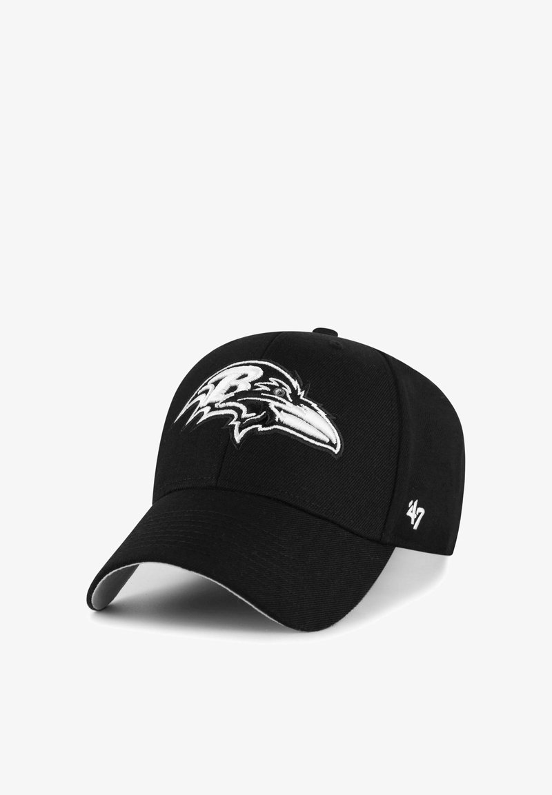 Schwarze Baseballkappe mit weiß gesticktem Baltimore Ravens-Logo auf der Vorderseite und dem '47 Markenlogo an der Seite, dargestellt auf weißem Hintergrund.