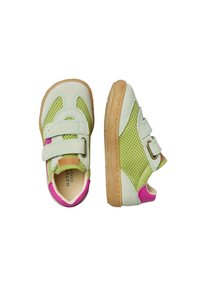 Baskets en daim vert et en mesh avec une double sangle Velcro, des accents roses et une semelle en gomme flexible et texturée. Conçues pour le confort et la respirabilité.
