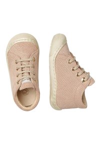 Růžové texturované boty s gumovou béžovou špičkou a šněrováním. Zlaté očičky, měkké vnitřní polstrování a nízký gumový podpatek.