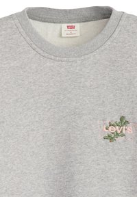 Felpa grigia con colletto tondo e vestibilità rilassata. Presenta un logo ricamato rosa e verde con accenti floreali sul petto.