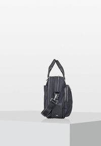 Sort nylon taske med flere lynlåse, teksturerede accenter, en aftagelig rem og dobbelt håndtag. Minimalistisk design med en rektangulær form.